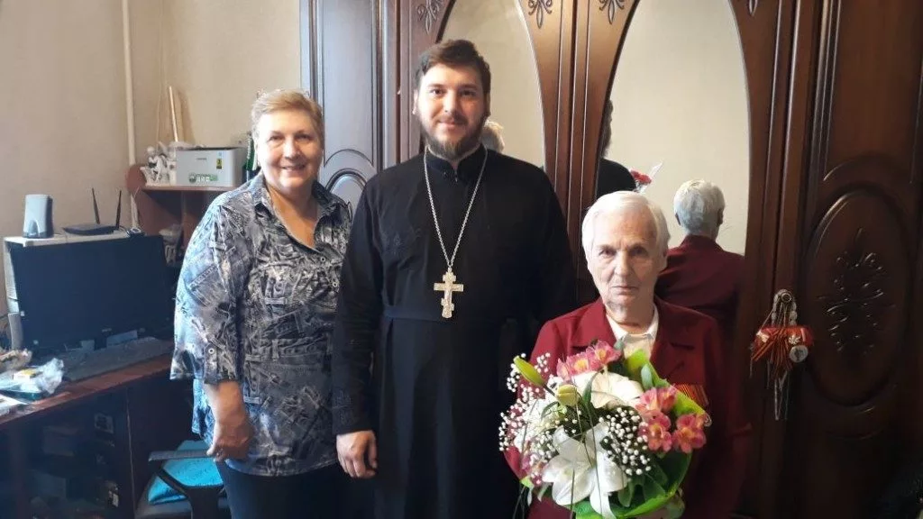 Отец Михаил поздравил с Праздником Победы ветерана Александрову Тамару Дмитриевну