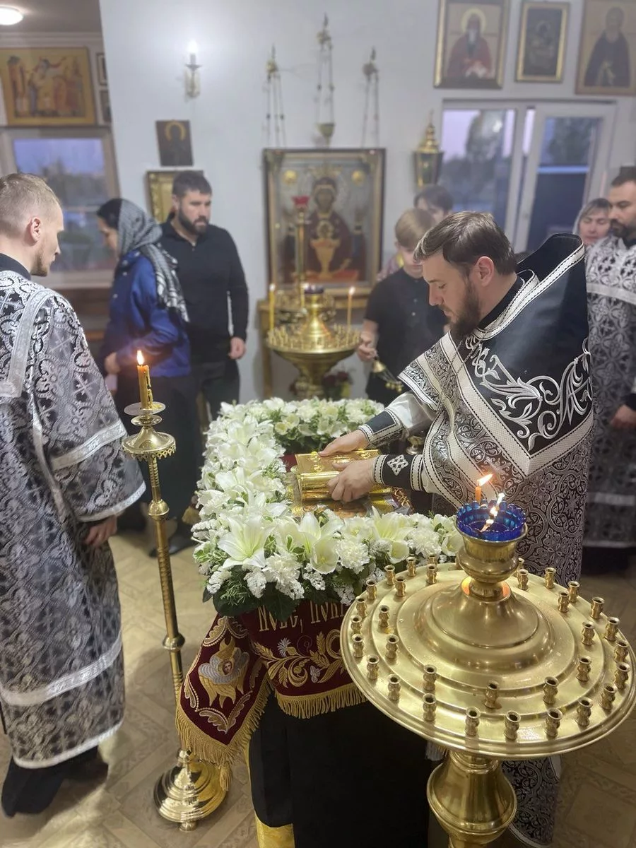 Вынос Плащаницы и Чин погребения (Великая пятница, 18.04.2025)