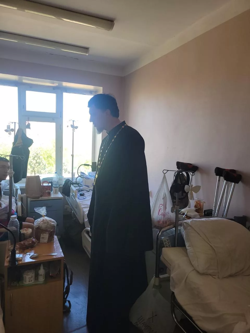Пасхальные поздравления: духовенство и сестры милосердия посетили воинов в госпитале (20.04.2025)