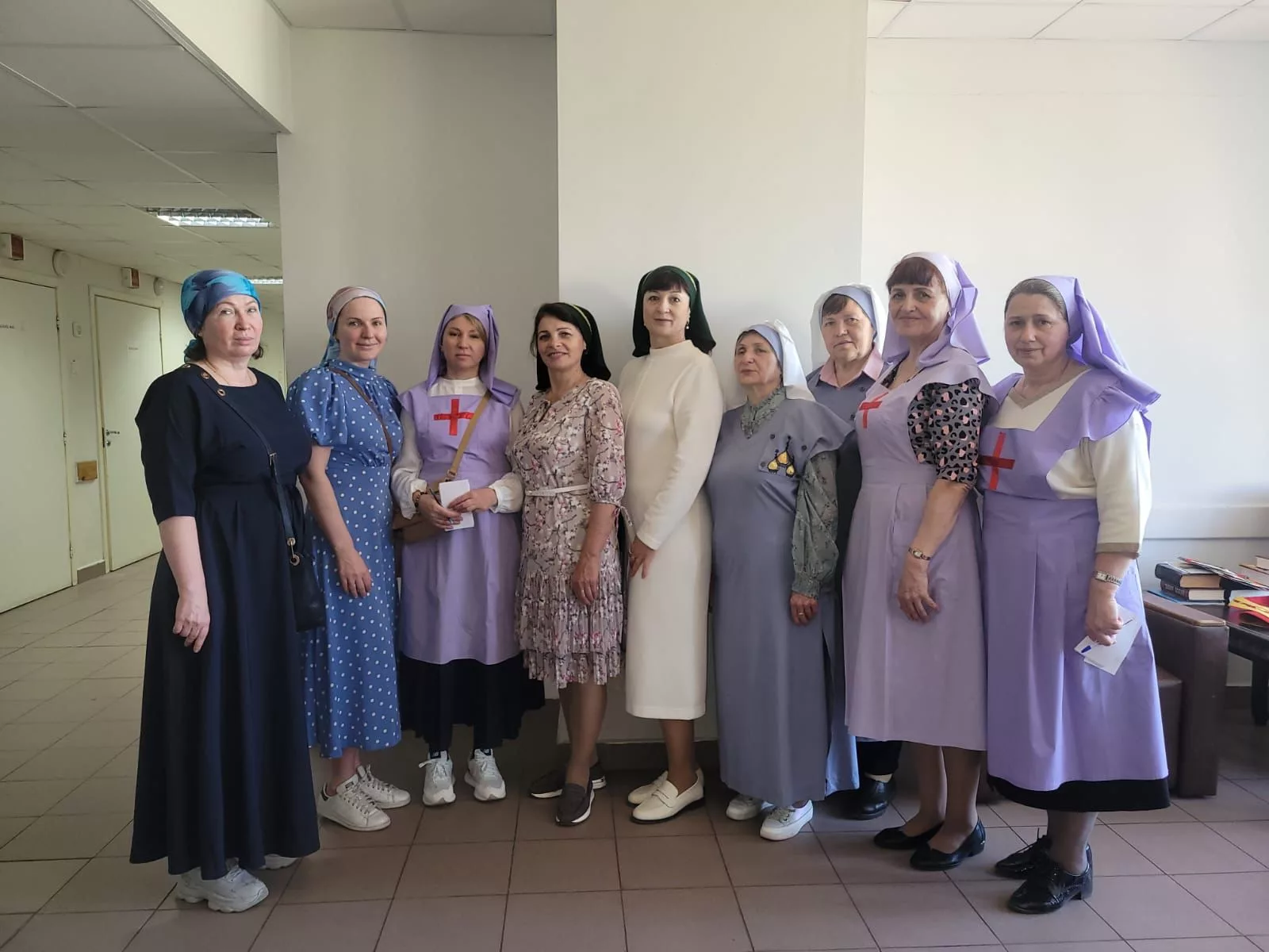 Пасхальные поздравления: духовенство и сестры милосердия посетили воинов в госпитале (20.04.2025)
