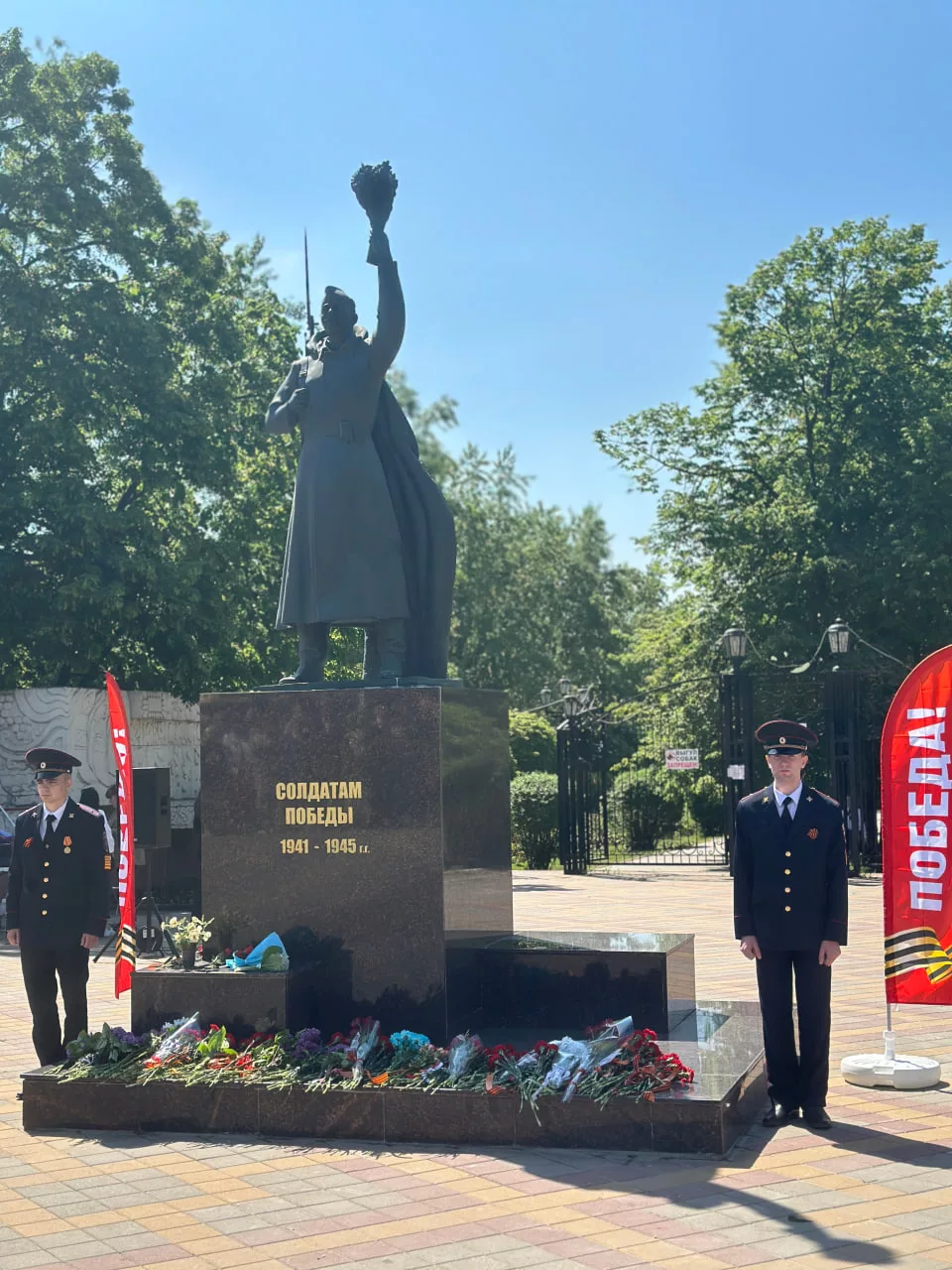 Настоятель храма «Неупиваемая Чаша» принял участие в возложении цветов к Мемориалу "Солдатам Победы" (07.05.2025)