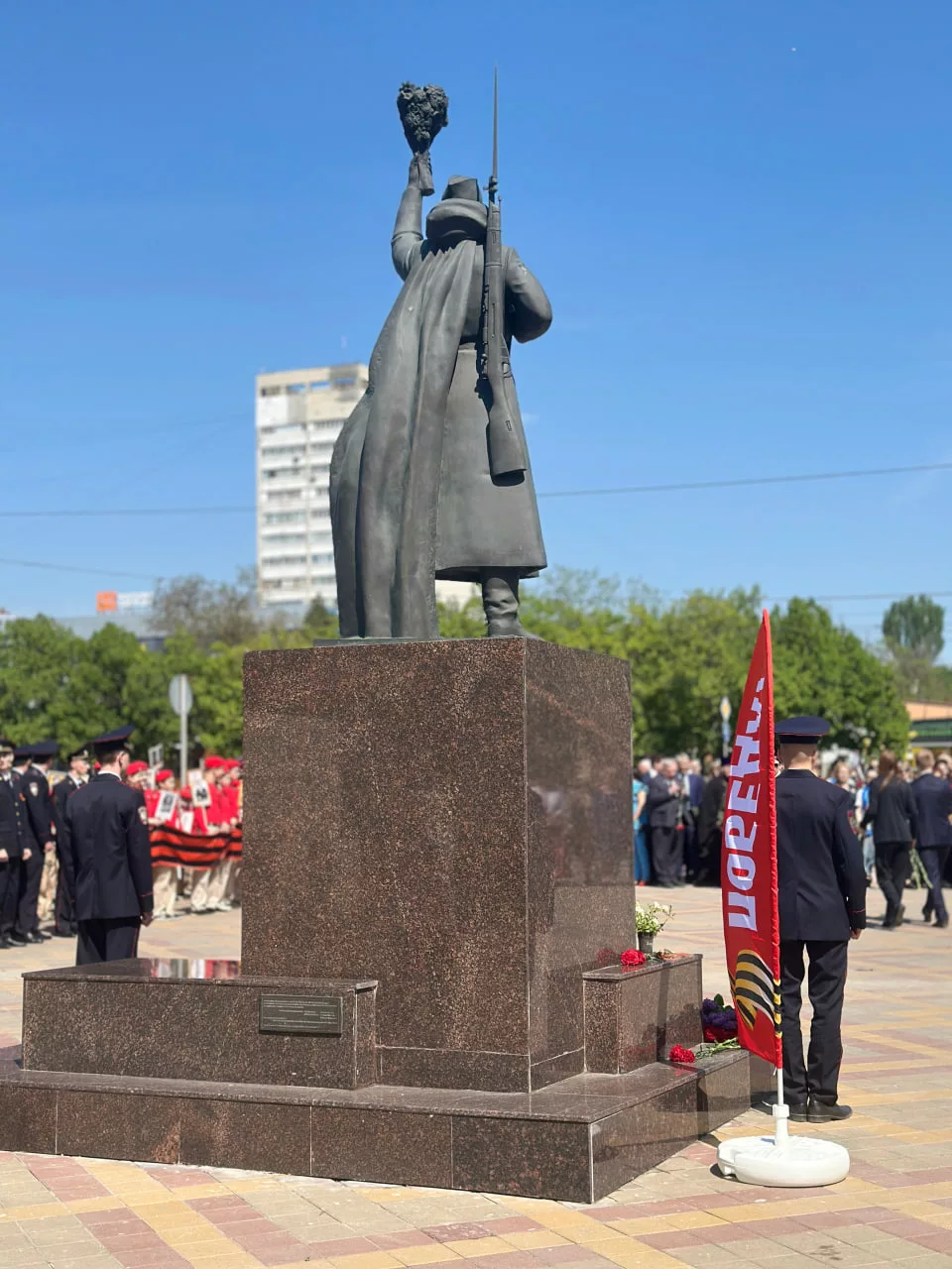 Настоятель храма «Неупиваемая Чаша» принял участие в возложении цветов к Мемориалу "Солдатам Победы" (07.05.2025)