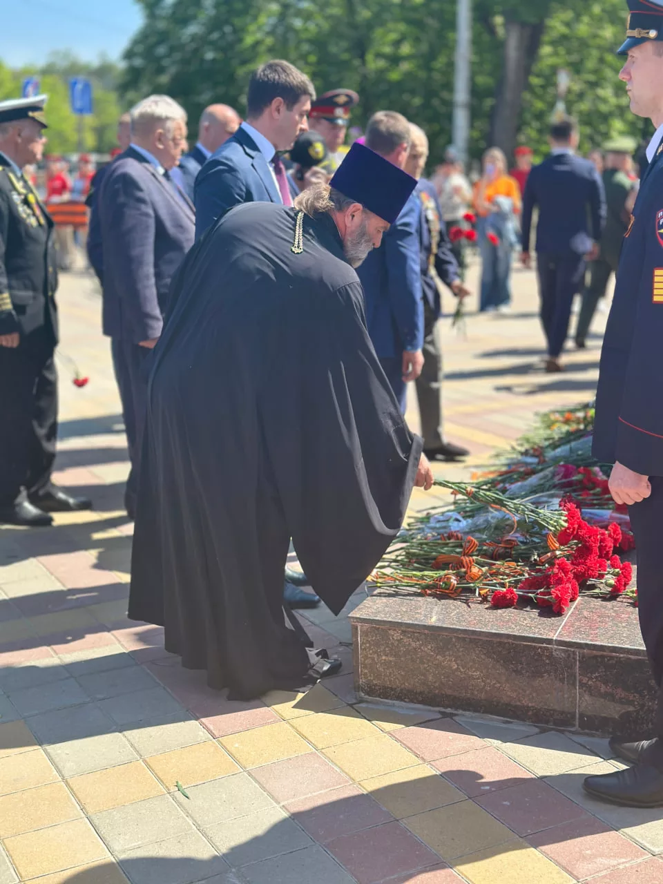Настоятель храма «Неупиваемая Чаша» принял участие в возложении цветов к Мемориалу "Солдатам Победы" (07.05.2025)