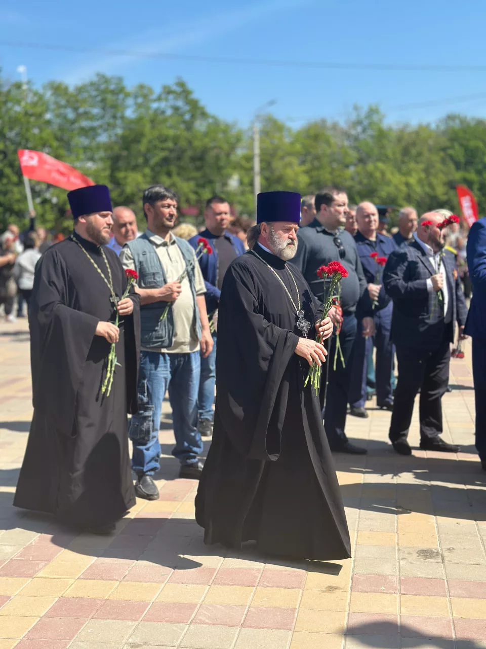 Настоятель храма «Неупиваемая Чаша» принял участие в возложении цветов к Мемориалу "Солдатам Победы" (07.05.2025)