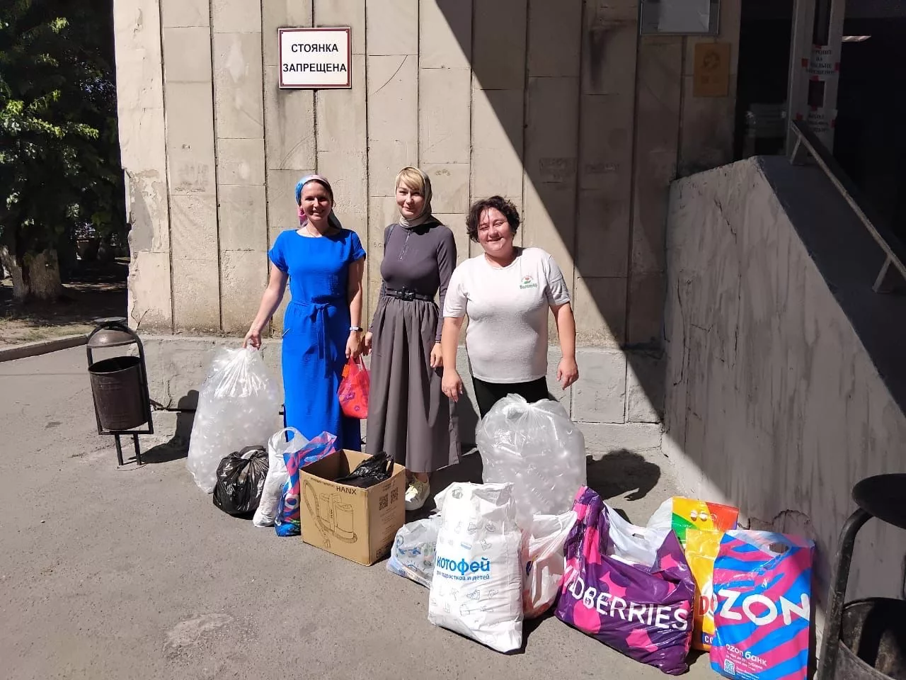 Передача вещей и гуманитарной помощи от прихода храма