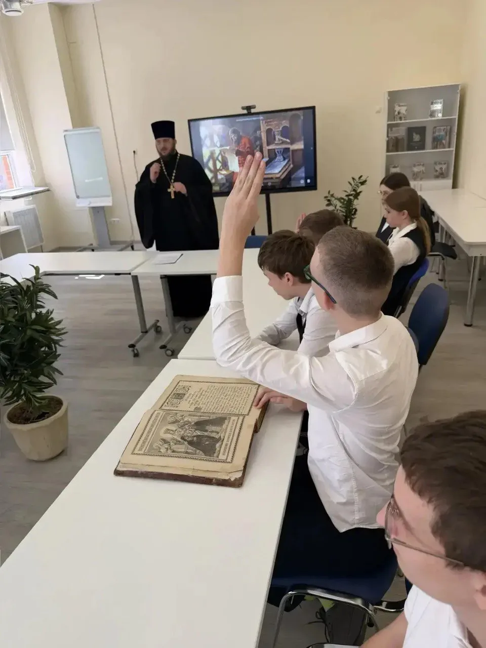 Настоятель храма «Неупиваемая Чаша» посетил школу № 115
