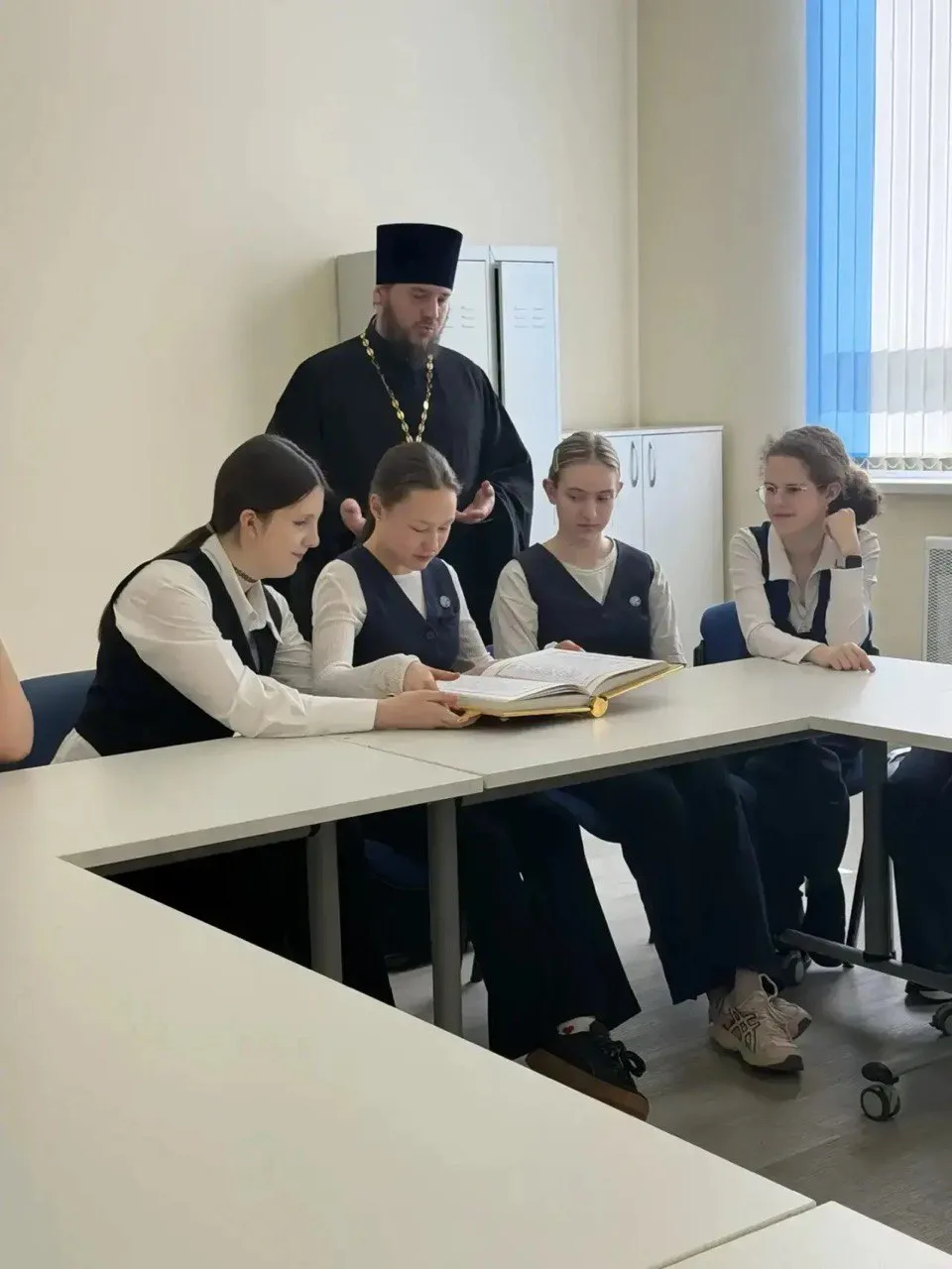 Настоятель храма «Неупиваемая Чаша» посетил школу № 115