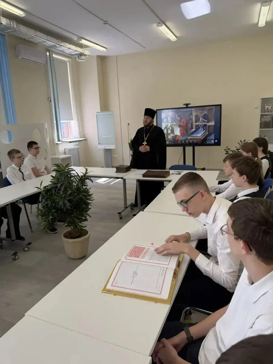 Настоятель храма «Неупиваемая Чаша» посетил школу № 115