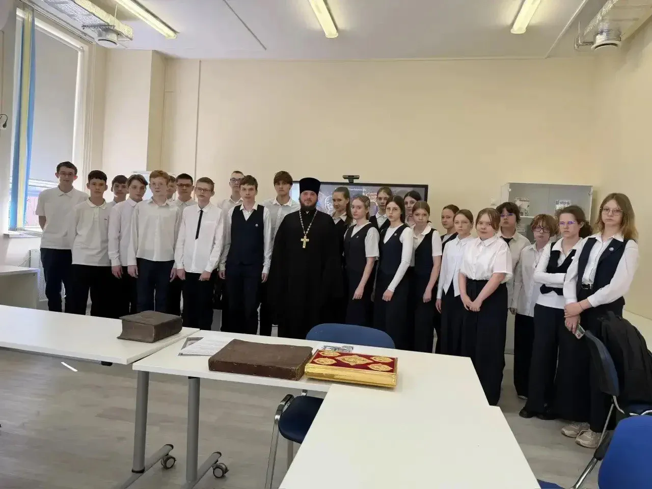 Настоятель храма «Неупиваемая Чаша» посетил школу № 115