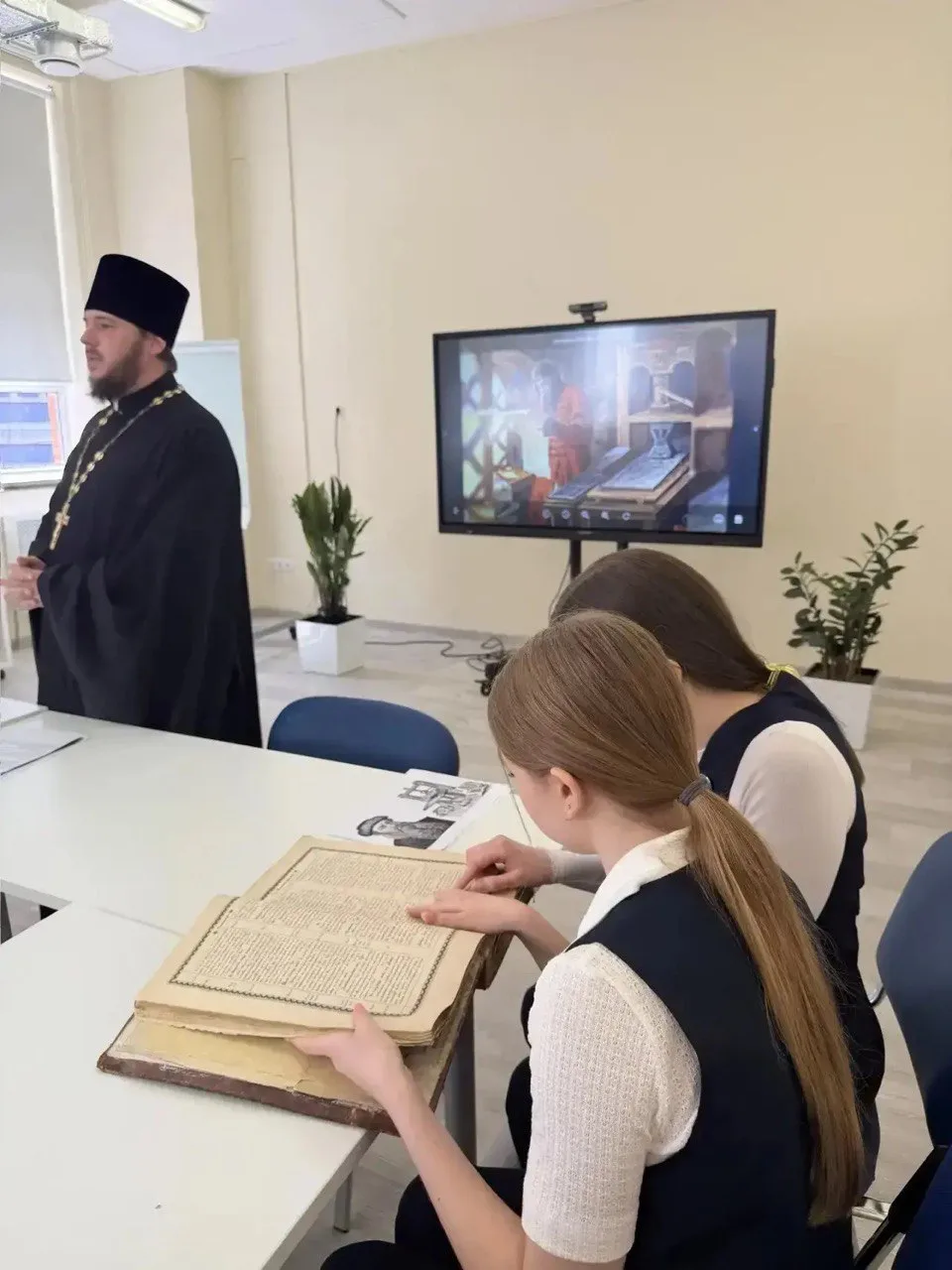 Настоятель храма «Неупиваемая Чаша» посетил школу № 115