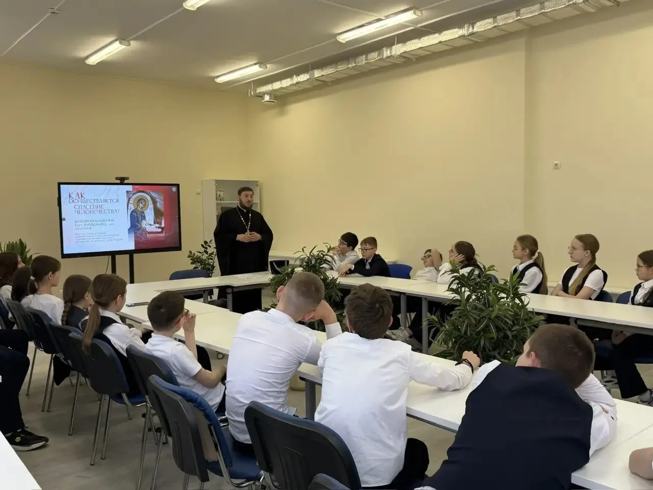 Иерей Михаил Наумов посетил школу № 115 Ростова-на-Дону (15.04.26)