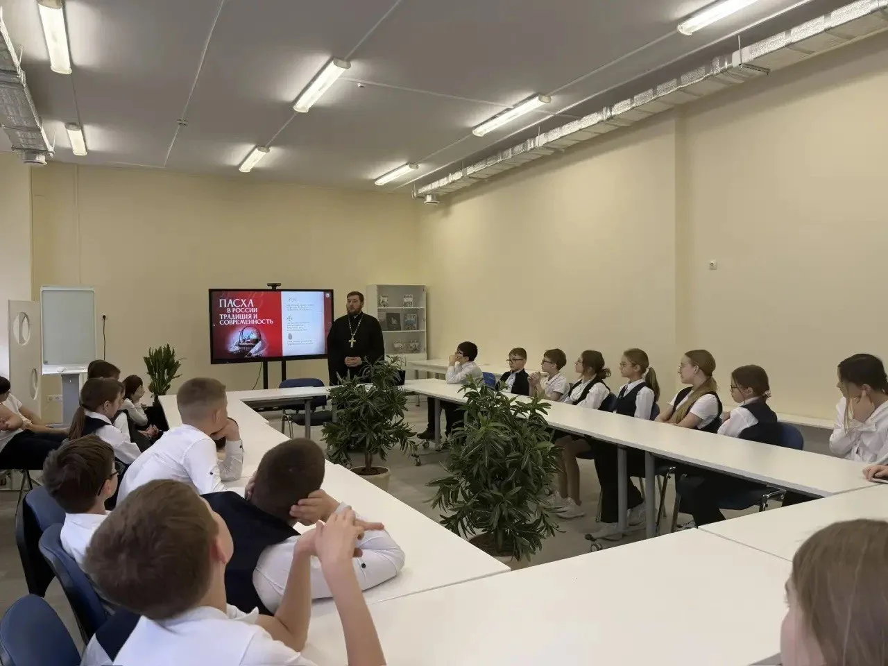 Иерей Михаил Наумов посетил школу № 115 Ростова-на-Дону (15.04.26)