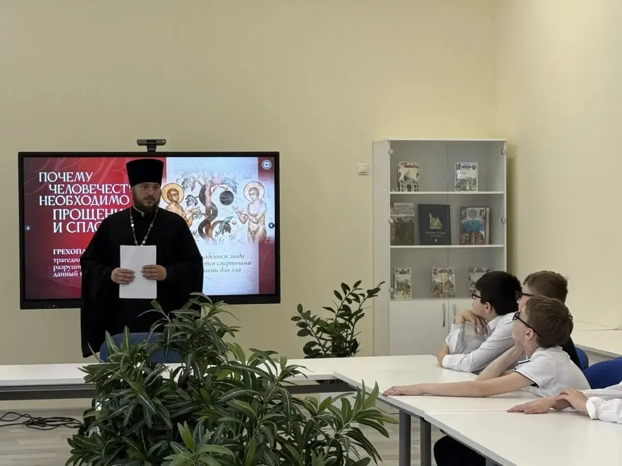 Иерей Михаил Наумов посетил школу № 115 Ростова-на-Дону (15.04.26)