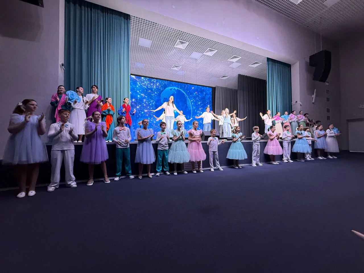 Настоятель храма "Неупиваемая Чаша" посетил праздничный пасхальный концерт в школе №115