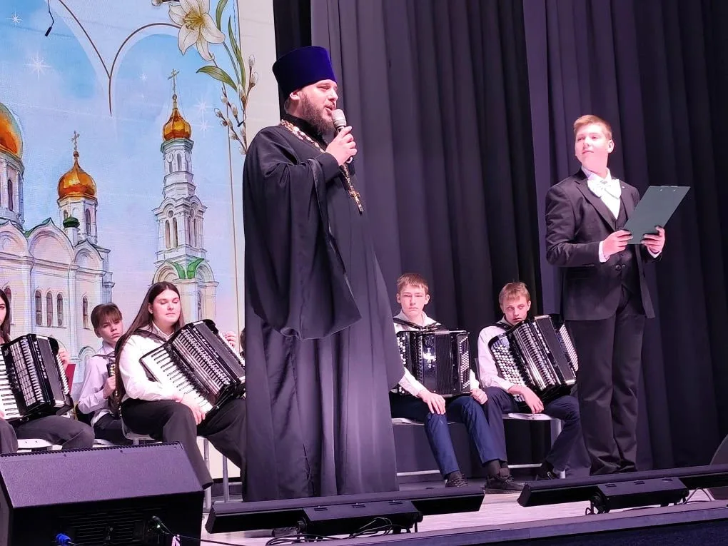 Настоятель храма "Неупиваемая Чаша" посетил праздничный пасхальный концерт в школе №115
