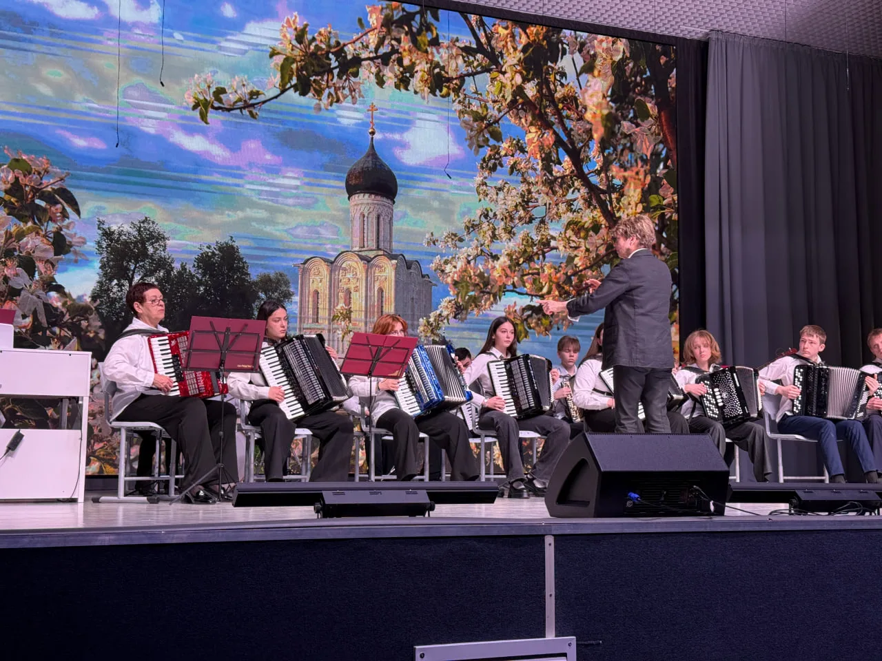 Настоятель храма "Неупиваемая Чаша" посетил праздничный пасхальный концерт в школе №115