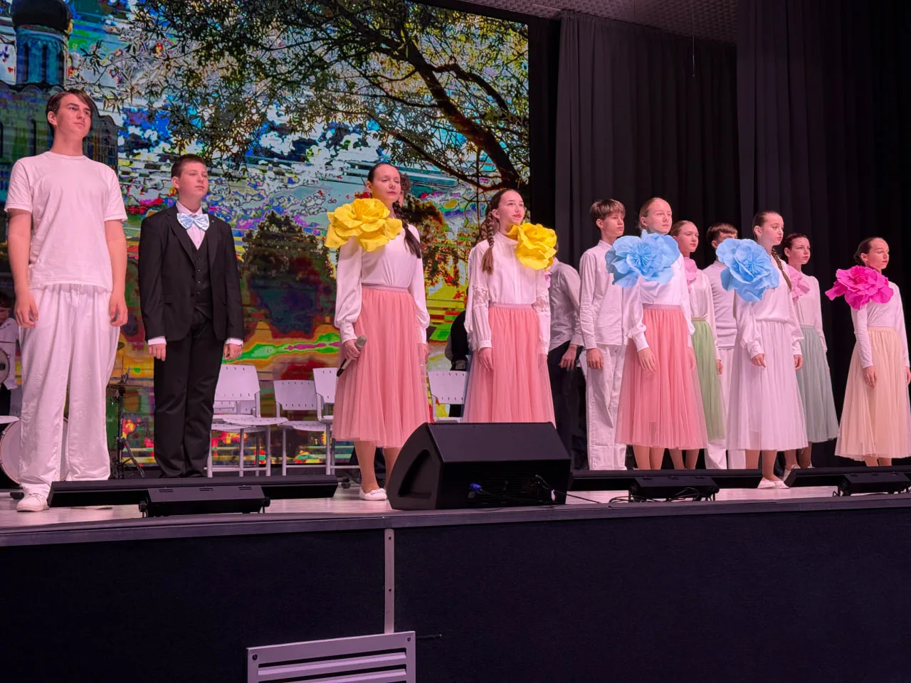 Настоятель храма "Неупиваемая Чаша" посетил праздничный пасхальный концерт в школе №115