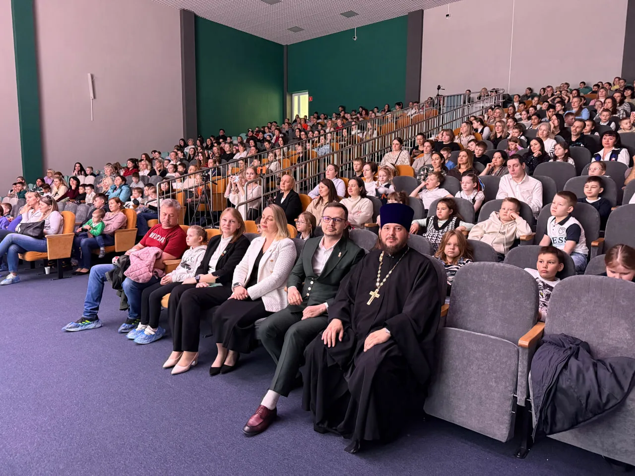 Настоятель храма "Неупиваемая Чаша" посетил праздничный пасхальный концерт в школе №115