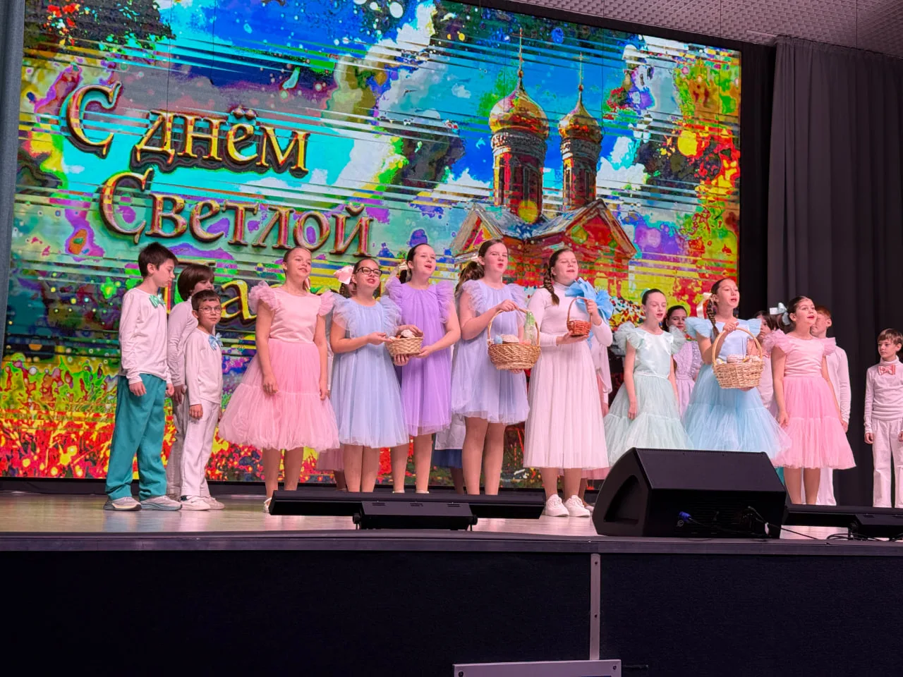 Настоятель храма "Неупиваемая Чаша" посетил праздничный пасхальный концерт в школе №115